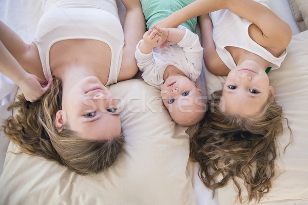 Enfants trois soeurs matin lit chambre Photo stock © dmitriisimakov