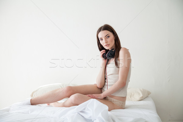 Fată lenjerie in sus dimineaţă dormitor femeie Imagine de stoc © dmitriisimakov