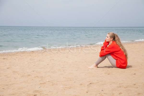 Szőke nő homokos tengerpart néz tenger tengerpart boldog Stock fotó © dmitriisimakov
