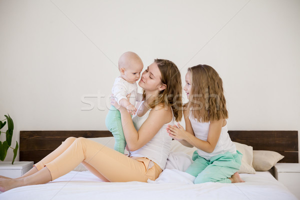 Stockfoto: Drie · meisjes · spelen · zusters · ochtend · slaapkamer