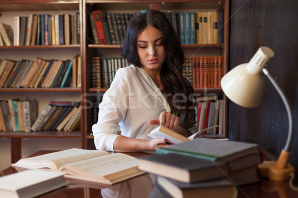 [[stock_photo]]: Fille · séance · table · lecture · livre · examen