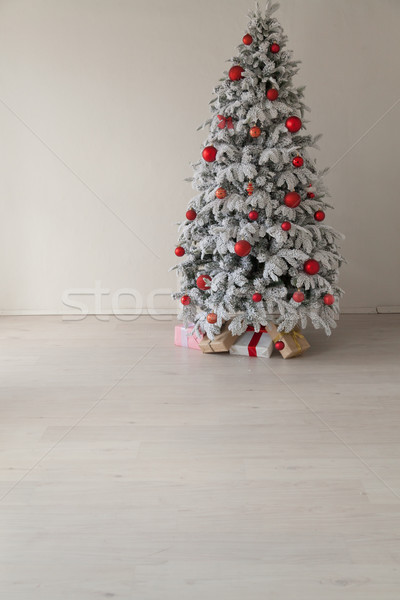 Foto stock: Natal · decoração · árvore · de · natal · presentes · branco · árvore