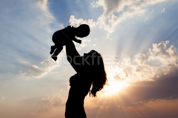 Foto stock: Mamãe · menino · silhueta · pôr · do · sol · mulher · amor