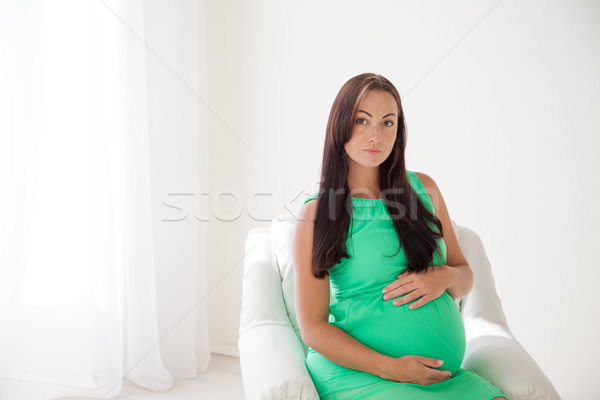 Femeie gravida nastere alb canapea femeie fericit Imagine de stoc © dmitriisimakov
