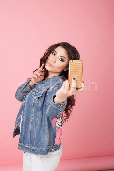 Piękna dziewczyna stwarzające dziewczyna telefonu włosy Zdjęcia stock © dmitriisimakov
