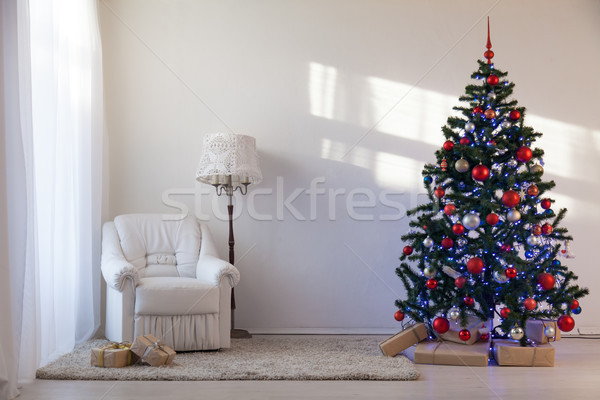 Foto stock: árvore · de · natal · natal · presentes · branco · ouvir · árvore