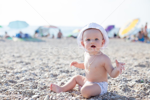 [[stock_photo]]: Peu · bébé · garçon · jouer · plage · mer