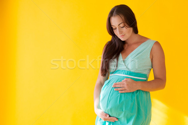 Femeie gravida nastere galben femeie fată mâini Imagine de stoc © dmitriisimakov