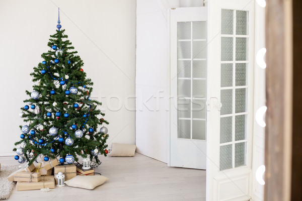 Foto stock: árvore · de · natal · azul · branco · quarto · brinquedos · natal