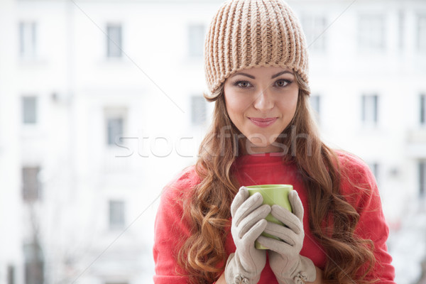 Fille chapeau potable chaud thé mains Photo stock © dmitriisimakov