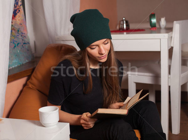 Femme livre lecture potable thé café [[stock_photo]] © dmitroza