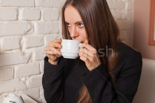 Femme potable thé jeune femme café ici [[stock_photo]] © dmitroza