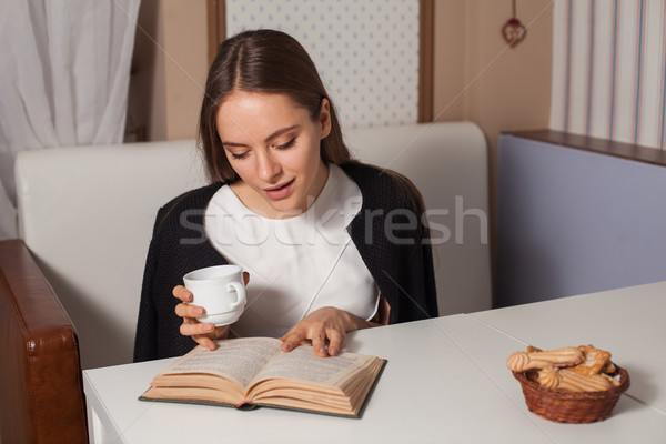 Femme livre thé lecture café potable [[stock_photo]] © dmitroza