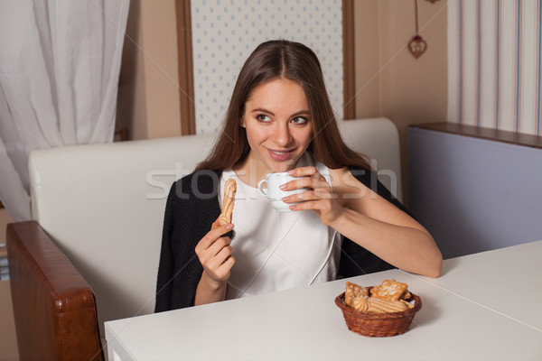 Femme cookies thé manger potable chaud [[stock_photo]] © dmitroza