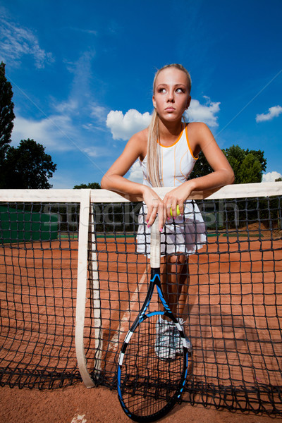 Kadın spor beyaz takım elbise tenis raketi Stok fotoğraf © dmitroza