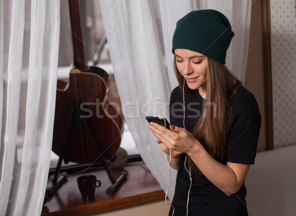 Femme écouter musique vert chapeau [[stock_photo]] © dmitroza