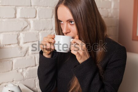 Kobieta pitnej herbaty młoda kobieta Kafejka tutaj Zdjęcia stock © dmitroza