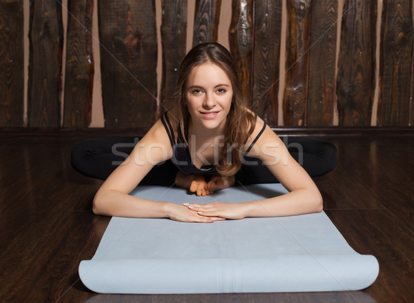 Vrouw bruin haar charmant glimlach yoga Stockfoto © dmitroza