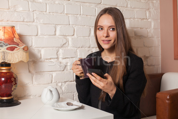 Femme thé smartphone café potable café [[stock_photo]] © dmitroza