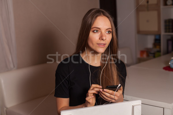 Femme écouter musique café jouir de vie [[stock_photo]] © dmitroza