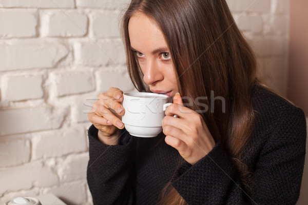 Kobieta pitnej herbaty młoda kobieta Kafejka tutaj Zdjęcia stock © dmitroza