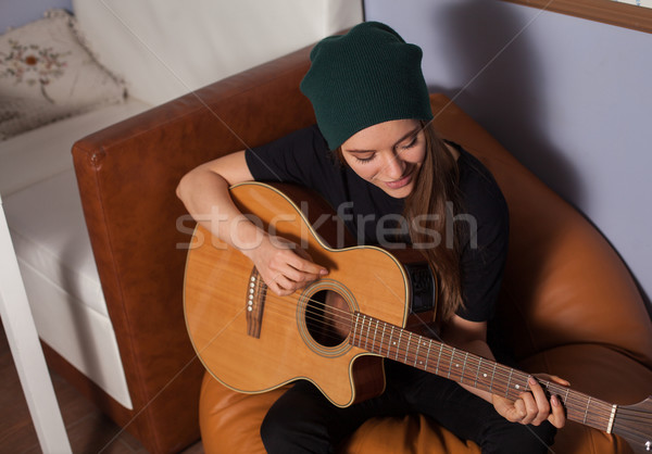 Mulher jogar guitarra cantando música Foto stock © dmitroza