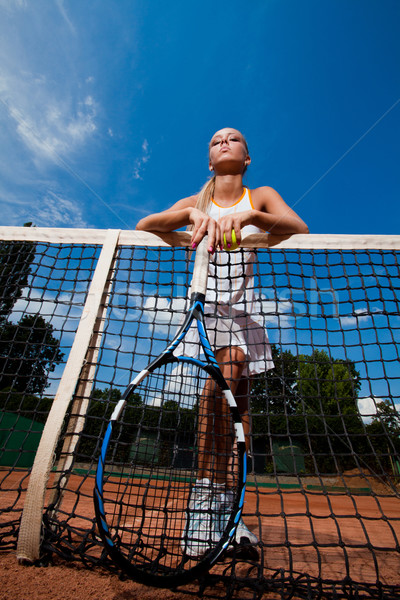 Kadın genç kadın beyaz takım elbise tenis raketi Stok fotoğraf © dmitroza
