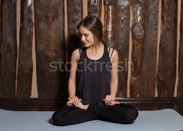 Vrouw eenvoudige pose vrouw glimlach yoga Stockfoto © dmitroza