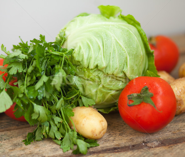 Frischem Gemüse frischen feucht Gemüse Holzbrett Hintergrund Stock foto © dmitroza