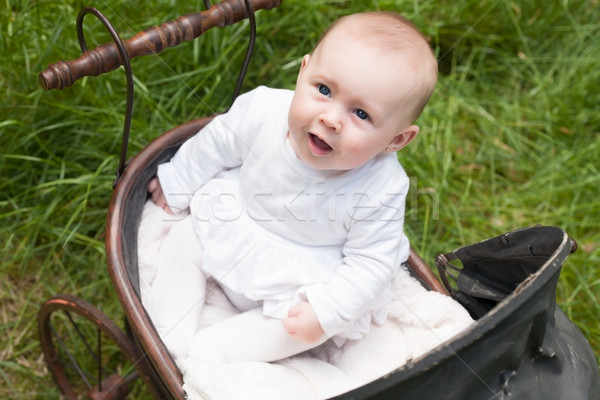 婴儿    坐在    复古 / baby girl is sitting in   vintage pram