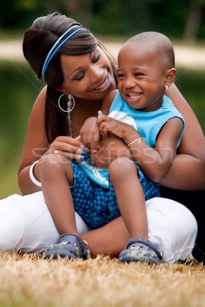 Mamă joc fericit negru familie Imagine de stoc © DNF-Style