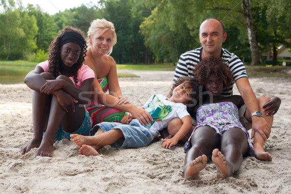Multicultural familie plajă fericit nice vară Imagine de stoc © DNF-Style