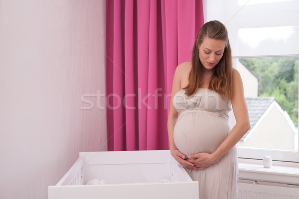 Foto stock: Mujer · embarazada · cuna · jóvenes · nuevos · madre · feliz
