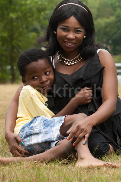 Portret african mamă iarbă fericit Imagine de stoc © DNF-Style