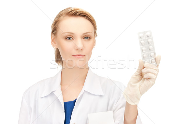 Atrakcyjna kobieta lekarza pigułki zdjęcie medycznych zdrowia Zdjęcia stock © dolgachov