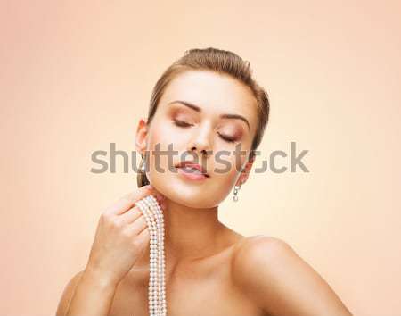 ストックフォト: 女性 · 着用 · ダイヤモンド · イヤリング