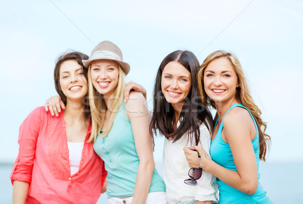 Foto stock: Grupo · meninas · praia · verão · férias · férias