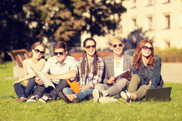 Estudiantes adolescentes portátil computadoras verano Internet Foto stock © dolgachov