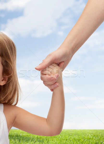 Frau kleines Mädchen Hand in Hand Menschen Nächstenliebe Stock foto © dolgachov