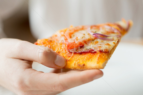 Hand pizza slice mensen fast food Stockfoto © dolgachov