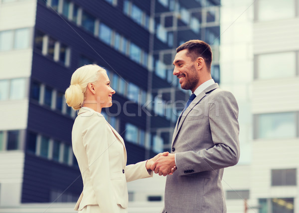 Stockfoto: Glimlachend · zakenlieden · permanente · kantoorgebouw · business