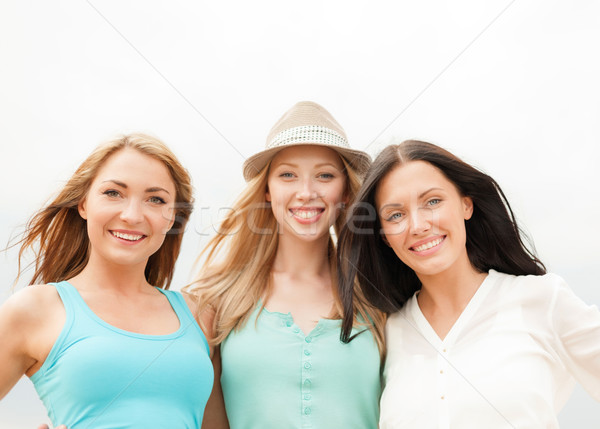 Foto stock: Grupo · sonriendo · ninas · playa · verano · vacaciones