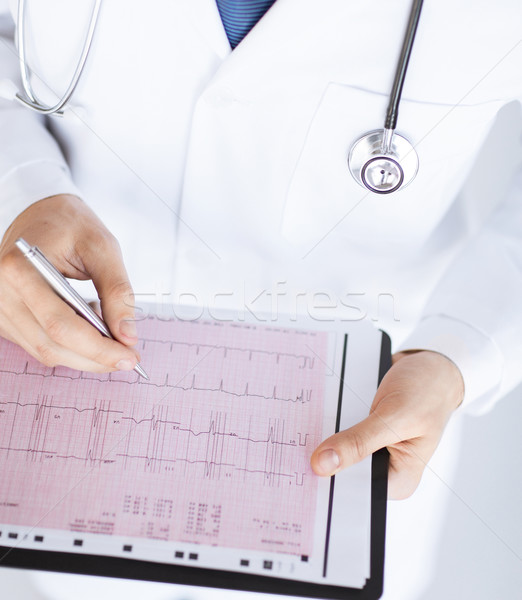 Mężczyzna lekarz ręce kardiogram jasne zdjęcie papieru Zdjęcia stock © dolgachov