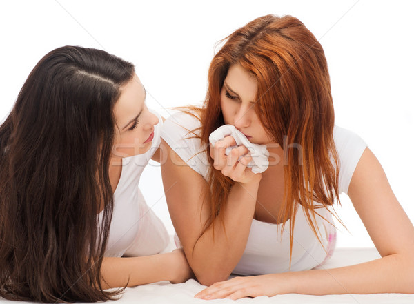 Een tienermeisje troostend ander vriendschap Stockfoto © dolgachov