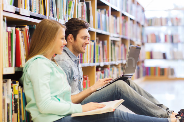 [[stock_photo]]: Heureux · élèves · portable · bibliothèque · personnes · éducation