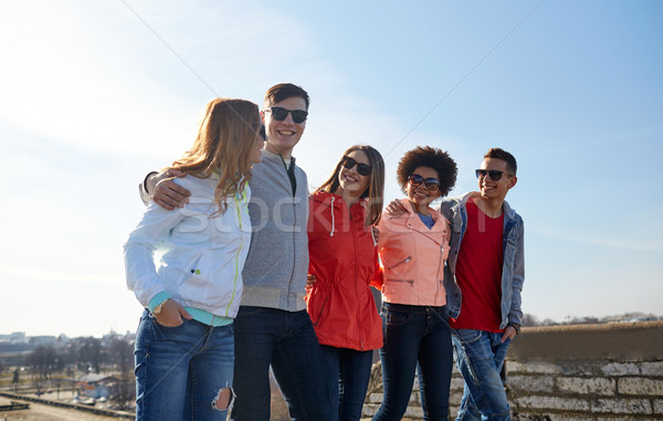 Feliz amigos caminando calle de la ciudad turismo Foto stock © dolgachov