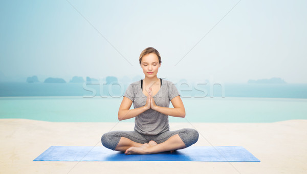 [[stock_photo]]: Femme · yoga · méditation · Lotus · posent