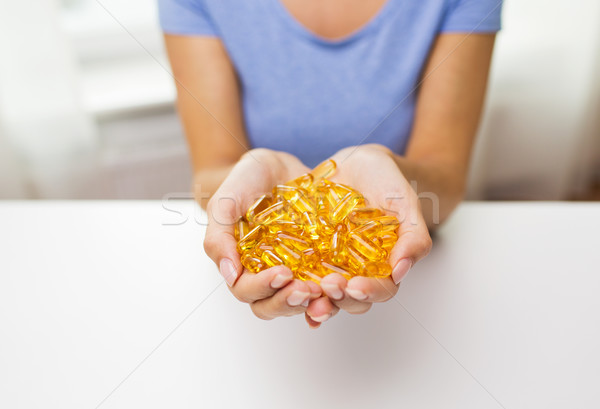 [[stock_photo]]: Femme · mains · pilules · capsules