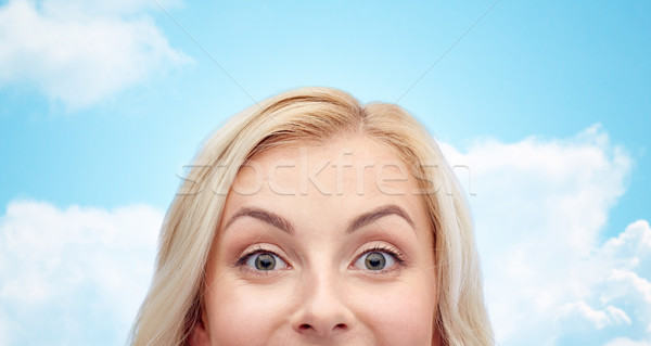 Szczęśliwy młoda kobieta twarz ciekawość reklama Zdjęcia stock © dolgachov