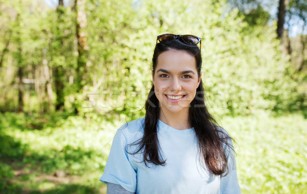 Szczęśliwy młodych wolontariusz kobieta odkryty ludzi Zdjęcia stock © dolgachov